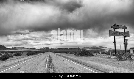 Arrêt de l'alimentation et de gaz abandonnés sur l'historique Route 66 dans la région de désert de Mojave, CALIFORNIE Banque D'Images