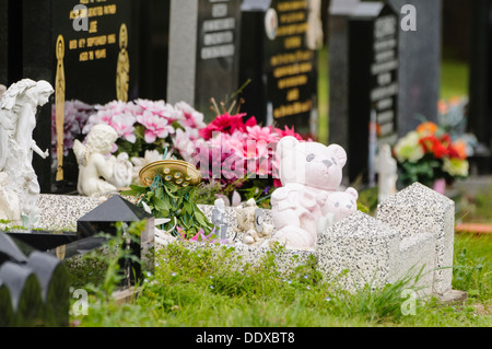 Teddybear sur la tombe d'un enfant Banque D'Images