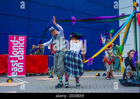 Stratford, London, UK. Le 08 août, 2013. Folk Dance Remix : étape Hop House l'arbre de mai à la place du théâtre, Stratford, London Le 8 septembre 2013. Partie de Stratford en hausse, cette fusion de la danse de rue moderne avec danse traditionnelle anglaise est un excitant et engager watch, à répéter à la Stratford Circus 12 et 13 septembre et les tournées au Royaume-Uni. Credit : Carole Edrich/Alamy Live News Banque D'Images