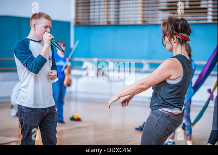 Stratford, London, UK. Le 08 août, 2013. Répétition pour Folk Dance Remix : étape Hop House l'arbre de mai à la place du théâtre, Stratford, London Le 8 septembre 2013. Credit : Carole Edrich/Alamy Live News Banque D'Images