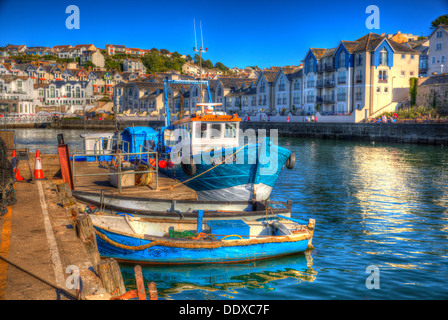 Bateaux de pêche bleu Amarré port de Brixham Devon avec ciel bleu vif et refelctions dans HDR Banque D'Images