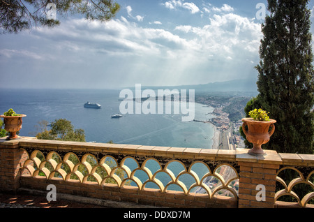 Vue panoramique vue aérienne de la Villa Comunale à Taormina, Sicile vers Naxos. Banque D'Images