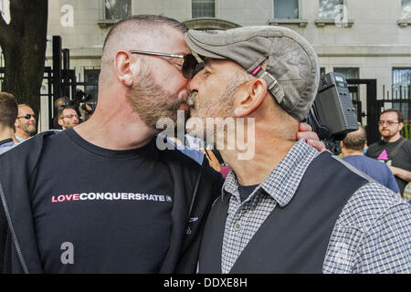 Montréal, Québec, Canada. Sep 8, 2013. Des dizaines de personnes l'étape a kiss-in devant le Consulat Russe à Montréal pour protester contre la législation anti-gay en prévision de l'hiver de 2014 à Sotchi Jeux Olympiques. L'événement a été l'un des 50 prévues dans les villes à travers le monde. Credit : PJ Heller/ZUMAPRESS.com/Alamy Live News Banque D'Images