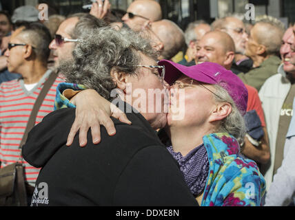 Montréal, Québec, Canada. Sep 8, 2013. Des dizaines de personnes l'étape a kiss-in devant le Consulat Russe à Montréal pour protester contre la législation anti-gay en prévision de l'hiver de 2014 à Sotchi Jeux Olympiques. L'événement a été l'un des 50 prévues dans les villes à travers le monde. Credit : PJ Heller/ZUMAPRESS.com/Alamy Live News Banque D'Images