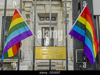 Montréal, Québec, Canada. Sep 8, 2013. Des dizaines de personnes l'étape a kiss-in devant le Consulat Russe à Montréal pour protester contre la législation anti-gay en prévision de l'hiver de 2014 à Sotchi Jeux Olympiques. L'événement a été l'un des 50 prévues dans les villes à travers le monde. Credit : PJ Heller/ZUMAPRESS.com/Alamy Live News Banque D'Images