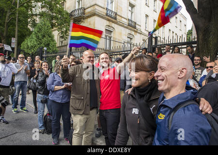 Montréal, Québec, Canada. Sep 8, 2013. Des dizaines de personnes l'étape a kiss-in devant le Consulat Russe à Montréal pour protester contre la législation anti-gay en prévision de l'hiver de 2014 à Sotchi Jeux Olympiques. L'événement a été l'un des 50 prévues dans les villes à travers le monde. Credit : PJ Heller/ZUMAPRESS.com/Alamy Live News Banque D'Images