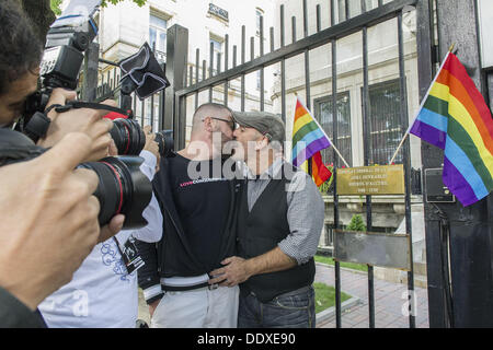 Montréal, Québec, Canada. Sep 8, 2013. Des dizaines de personnes l'étape a kiss-in devant le Consulat Russe à Montréal pour protester contre la législation anti-gay en prévision de l'hiver de 2014 à Sotchi Jeux Olympiques. L'événement a été l'un des 50 prévues dans les villes à travers le monde. Credit : PJ Heller/ZUMAPRESS.com/Alamy Live News Banque D'Images