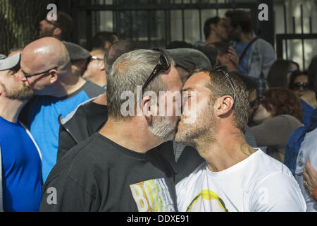 Montréal, Québec, Canada. Sep 8, 2013. Des dizaines de personnes l'étape a kiss-in devant le Consulat Russe à Montréal pour protester contre la législation anti-gay en prévision de l'hiver de 2014 à Sotchi Jeux Olympiques. L'événement a été l'un des 50 prévues dans les villes à travers le monde. Credit : PJ Heller/ZUMAPRESS.com/Alamy Live News Banque D'Images