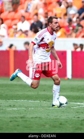 Houston, Texas, USA. Sep 8, 2013. 08 SEP 2013 : New York Red Bulls terrain Eric Alexander # 12 pousse le ballon vers l'avant pendant la saison régulière MLS match entre le Dynamo de Houston et les New York Red Bulls de stade BBVA Compass à Houston, TX. Credit : csm/Alamy Live News Banque D'Images