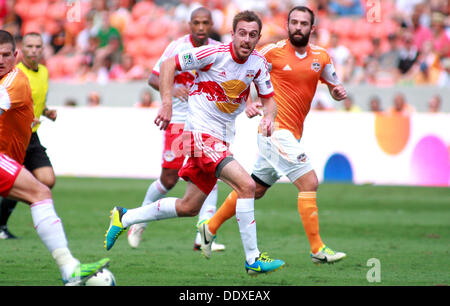 Houston, Texas, USA. Sep 8, 2013. 08 SEP 2013 : New York Red Bulls terrain Eric Alexander # 12 cris pour la balle pendant la coupe vers l'objectif au cours de la saison régulière MLS match entre les Houston Dynamo et les New York Red Bulls de stade BBVA Compass à Houston, TX. Credit : csm/Alamy Live News Banque D'Images