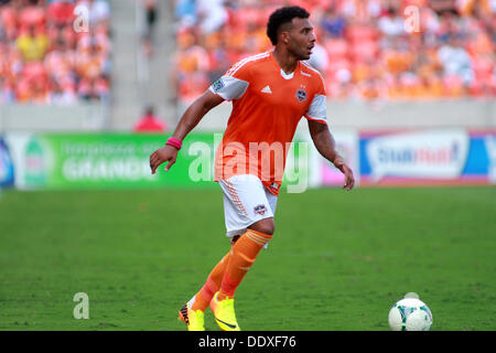 Houston, Texas, USA. Sep 8, 2013. 08 SEP 2013 : le milieu de Dynamo de Houston Giles Barnes # 23 ressemble pour le passer à un coéquipier durant la saison régulière MLS match entre le Dynamo de Houston et les New York Red Bulls de stade BBVA Compass à Houston, TX. Credit : csm/Alamy Live News Banque D'Images