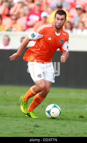 Houston, Texas, USA. Sep 8, 2013. 08 SEP 2013 : Houston Dynamo avant permettra de Bruin # 12 ressemble d'avancer le ballon vers l'avant durant la saison régulière MLS match entre le Dynamo de Houston et les New York Red Bulls de stade BBVA Compass à Houston, TX. Credit : csm/Alamy Live News Banque D'Images