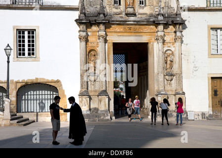 Porte d'entrée ( Porta Ferrea) et la Cour de l'ancienne Université de Coimbra, Coimbra, Portugal Banque D'Images