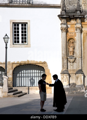 On parle d'étudiant au cour de l'ancienne Université de Coimbra, Coimbra, Portugal Banque D'Images