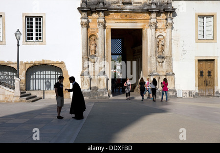 Porte d'entrée ( Porta Ferrea) et la Cour de l'ancienne Université de Coimbra, Coimbra, Portugal Banque D'Images