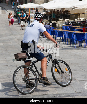 Cycle de la police, patrouille, Ribeira da Ribeira, le centre de Porto, Portugal. Banque D'Images