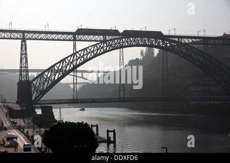 Train métro traversant le Pont Dom Luís (Luís I (ou Luiz I)) Pont sur le fleuve Douro, tôt le matin, Porto, Portugal Banque D'Images