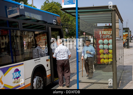 Les hommes plus âgés à bord d'un bus local, le centre de Porto, Portugal Banque D'Images