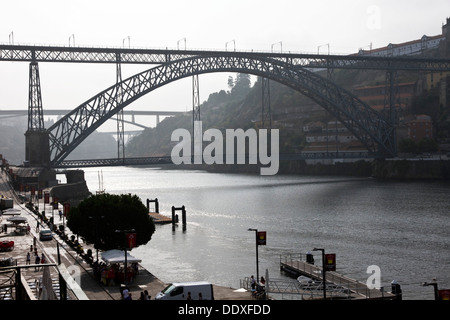 Le Pont Dom Luís (Luís I (ou Luiz I)) Pont sur le fleuve Douro, matin brumeux, Porto, Portugal Banque D'Images