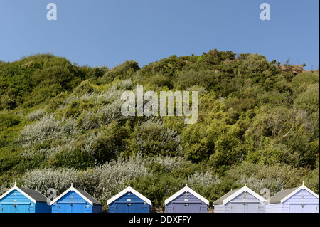 Une rangée de cabines de plage sur la promenade du front de mer de Bournemouth dans le sud du comté anglais de Dorset. Banque D'Images