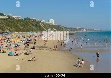 Un plan d'ensemble de la plage de Bournemouth prises à partir de la jetée en été dans le sud du comté de Dorset. Banque D'Images