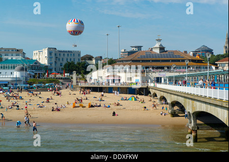 Une photo de la plage de Bournemouth prises à partir de la jetée en été dans le sud du comté anglais de Dorset. Banque D'Images