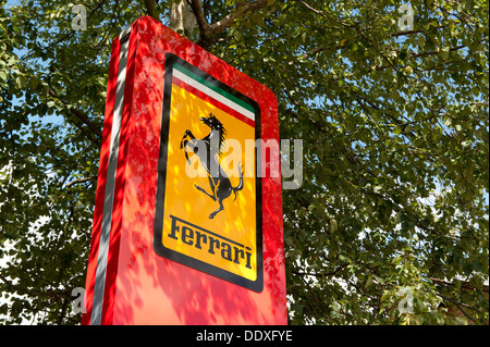 Une Ferrari est un dealdership signe extérieur à Lyndhurst dans le parc national New Forest dans le Hampshire (usage éditorial uniquement). Banque D'Images