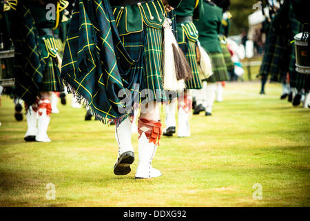 Braemar, Ecosse, Royaume-Uni. 7 septembre 2013 : une pipe band rivalise marchant au cours de l'Assemblée Braemer Highland Games à la Princesse Royale et le duc de Fife Memorial Park Banque D'Images