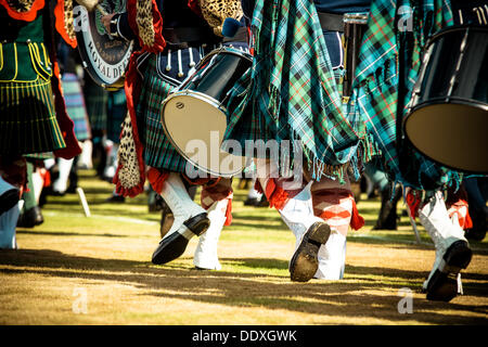 Braemar, Ecosse, Royaume-Uni. 7 septembre 2013 : une pipe band rivalise marchant au cours de l'Assemblée Braemer Highland Games à la Princesse Royale et le duc de Fife Memorial Park Banque D'Images