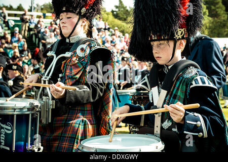 Braemar, Ecosse, Royaume-Uni. 7 septembre 2013 : une pipe band rivalise marchant au cours de l'Assemblée Braemer Highland Games à la Princesse Royale et le duc de Fife Memorial Park Banque D'Images