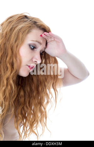 Jolie jeune femme, dans ses années trente, avec cheveux rouges, portant des lunettes de soleil colorées Funky, isolée sur blanc Banque D'Images