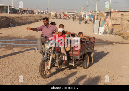 Province de Domiz, Duhok - Le Nord de l'Iraq (Kurdistan iraquien) - Camp de Réfugiés de Domiz par Transport moto chinois Banque D'Images