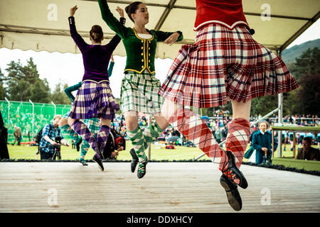 Braemar, Ecosse, Royaume-Uni. 7 septembre 2013 : concours de danse au cours de l'Assemblée Braemer Highland Games à la Princesse Royale et le duc de Fife Memorial Park Banque D'Images