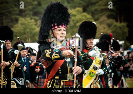 Braemar, Ecosse, Royaume-Uni. 7 septembre 2013 : un corps de cornemuses afficher au cours de l'Assemblée Braemer Highland Games à la Princesse Royale et le duc de Fife Memorial Park comme Sa Majesté La Reine quitte le parc Banque D'Images