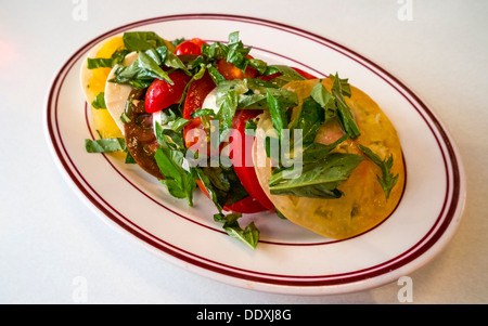 Salade Caprese au basilic, mozzarella et tomates anciennes Banque D'Images