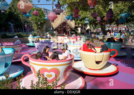 Disneyland, Mad Tea Party, tasse de manèges, Alice au Pays des Merveilles, Anaheim en Californie Banque D'Images