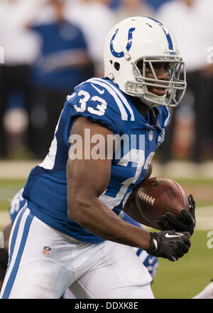 Indianapolis, IN, USA. Sep 8, 2013. 08 septembre 2013 : Indianapolis Colts Vick Ballard running back (33) porte la balle pendant le jeu entre les Oakland Raiders et les Indianapolis Colts au Lucas Oil Stadium à Indianapolis, IN. Les Indianapolis Colts défait les Raiders d'Oakland 21-17. Credit : csm/Alamy Live News Banque D'Images