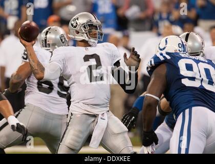 Indianapolis, IN, USA. Sep 8, 2013. 08 septembre 2013 : Oakland Raiders quarterback Terrelle Pryor (2) a l'air de passer pendant le jeu entre les Oakland Raiders et les Indianapolis Colts au Lucas Oil Stadium à Indianapolis, IN. Les Indianapolis Colts défait les Raiders d'Oakland 21-17. Credit : csm/Alamy Live News Banque D'Images