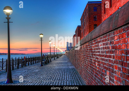 Regardant vers le bas de la Mersey à partir de l'Albert Dock à Liverpool Merseyside England UK de nuit Banque D'Images