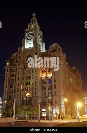 Pier Head Liver Building à Nuit Liverpool Merseyside England UK Banque D'Images