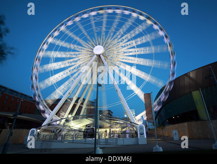 La roue de l'écho à l'Albert Dock à Liverpool Merseyside England UK de nuit Banque D'Images