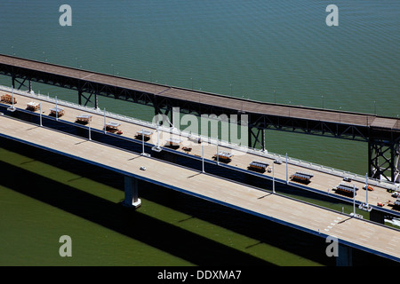 Photographie aérienne de camions à benne à San Francisco Oakland Bay Bridge et de l'est nouveau span Banque D'Images