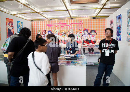 Jakarta, Indonésie, le 8 septembre 2013 : les visiteurs à la recherche à l'école Projet d'idole en vedette dans Anime Festival Asie - Indonésie. Banque D'Images