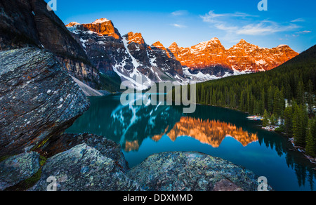 La première lumière au lac Moraine - Parc national Banff, Alberta, Canada Banque D'Images