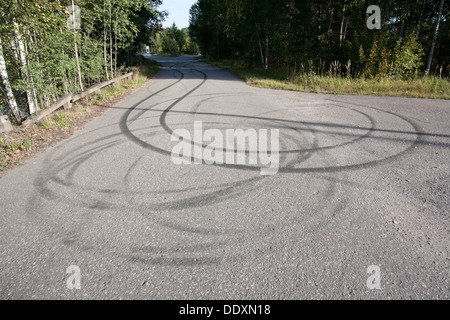 Des marques de dérapage sur route, Finlande Banque D'Images