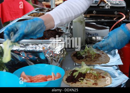 Les Guyaniens deux rotis d'être rempli de pepperpot , poulet roti et transformé en couches pour la vente imminente à un festival à Londres Banque D'Images