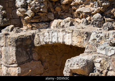 Une porte voûtée dans les ruines de la ville d'Aptera dans le nord de la Crète. Banque D'Images