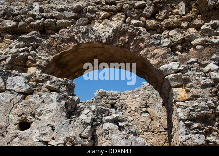 Une porte voûtée dans les ruines de la ville d'Aptera dans le nord de la Crète. Banque D'Images