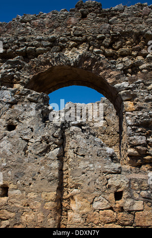 Une porte voûtée dans les ruines de la ville d'Aptera dans le nord de la Crète. Banque D'Images