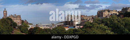 Panorama d'Édimbourg, de l'hôtel Balmoral à Royal Mile, Écosse, Royaume-Uni, en regardant vers les ponts du Nord en été Banque D'Images